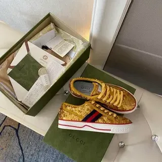 Gucci Ace Zapatillas Lifestyle con parte superior de lentejuelas rojas y doradas, rayas web