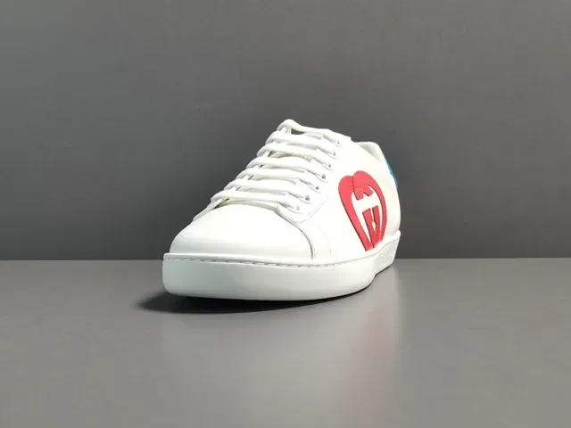 Gucci Ace حذاء أبيض أحمر أزرق بتصميم شعار أسلوب حياة 17