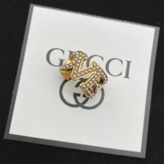 Gucci अल्फाबेट ज्वेलरी गोल्ड व्हाइट पर्ल एम्बेलिश्ड अंगूठी