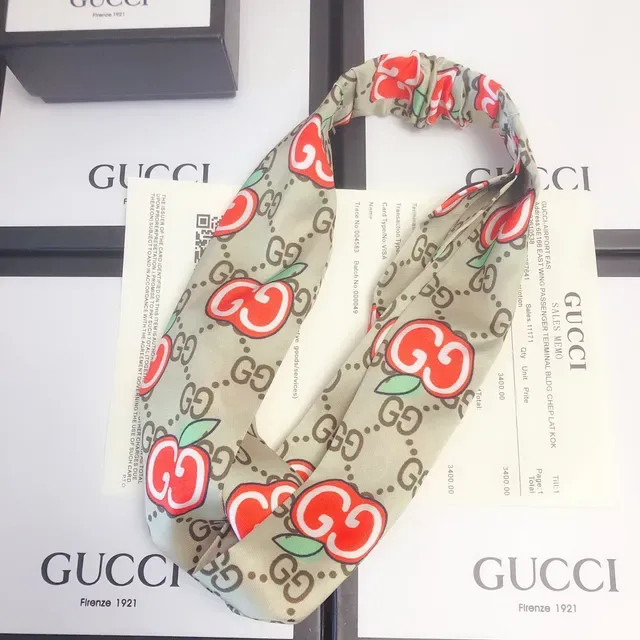 Gucci Apple GG भूरा लाल बंधा हेडबैंड, मोनोग्राम प्रिंट, रेशम स्कार्फ 4