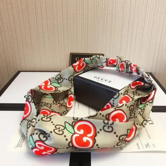 Gucci Apple GG भूरा लाल बंधा हेडबैंड, मोनोग्राम प्रिंट, रेशम स्कार्फ 5