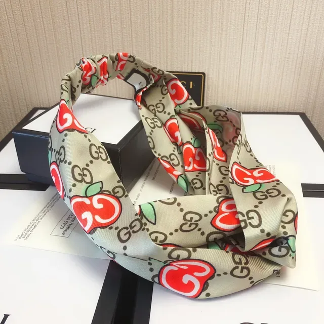 Gucci Apple GG भूरा लाल बंधा हेडबैंड, मोनोग्राम प्रिंट, रेशम स्कार्फ 6