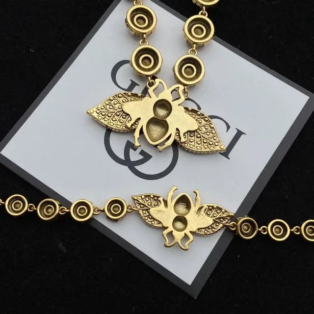 Gucci Bee Motif Gold Transparent Crystal-Encrusted Link Chain Pendant Necklace 6
