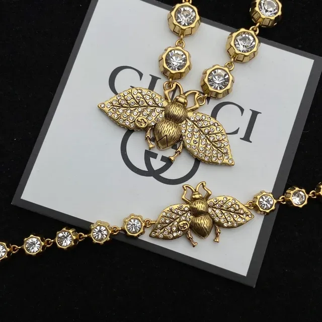 Gucci Bee Motif Gold Transparent Crystal-Encrusted Link Chain Pendant Necklace 7