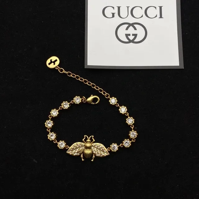 Gucci Bee Motif Gold Transparent Crystal-Encrusted Link Chain Pendant Necklace 8