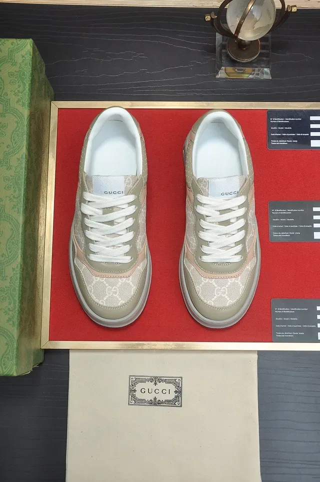 Gucci Zapatillas Lifestyle Beige Gris Monogramadas Textil Superior Perforadas Tab Talón 2