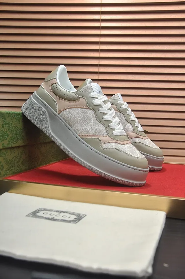 Gucci Zapatillas Lifestyle Beige Gris Monogramadas Textil Superior Perforadas Tab Talón 3