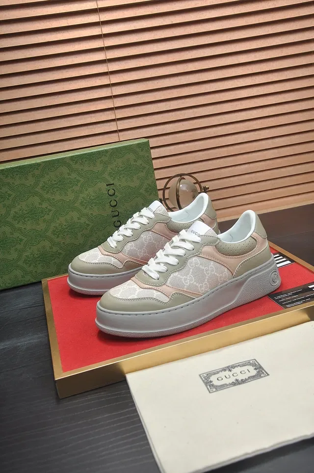 Gucci Zapatillas Lifestyle Beige Gris Monogramadas Textil Superior Perforadas Tab Talón 4