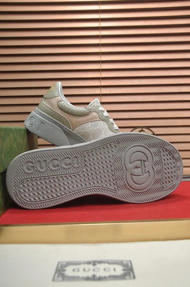 Gucci Zapatillas Lifestyle Beige Gris Monogramadas Textil Superior Perforadas Tab Talón 6