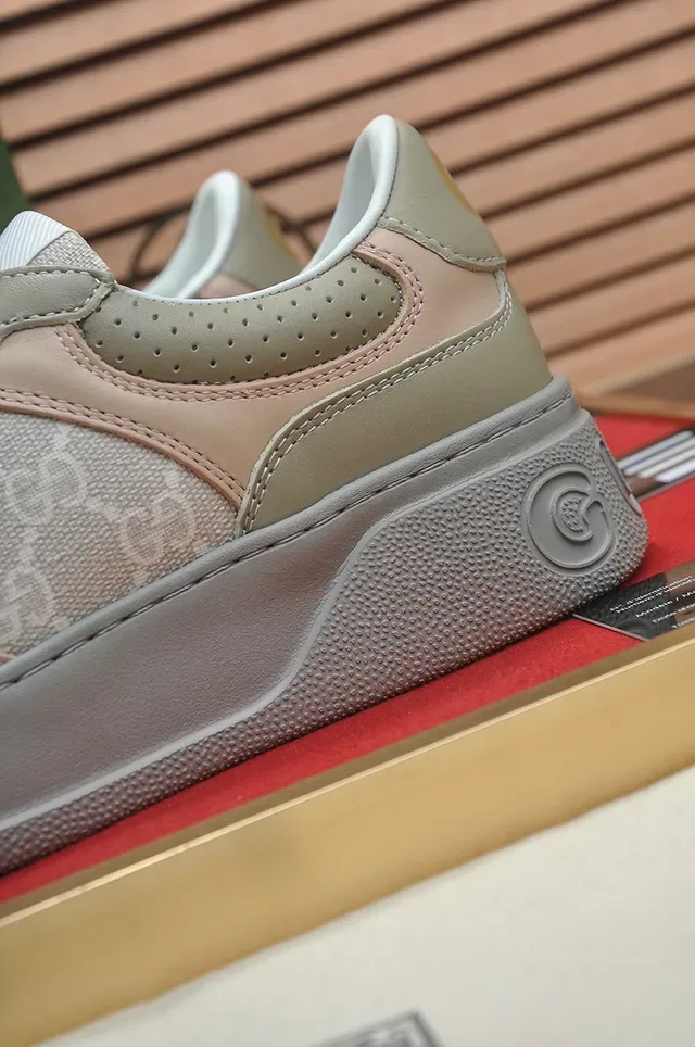 Gucci Zapatillas Lifestyle Beige Gris Monogramadas Textil Superior Perforadas Tab Talón 9
