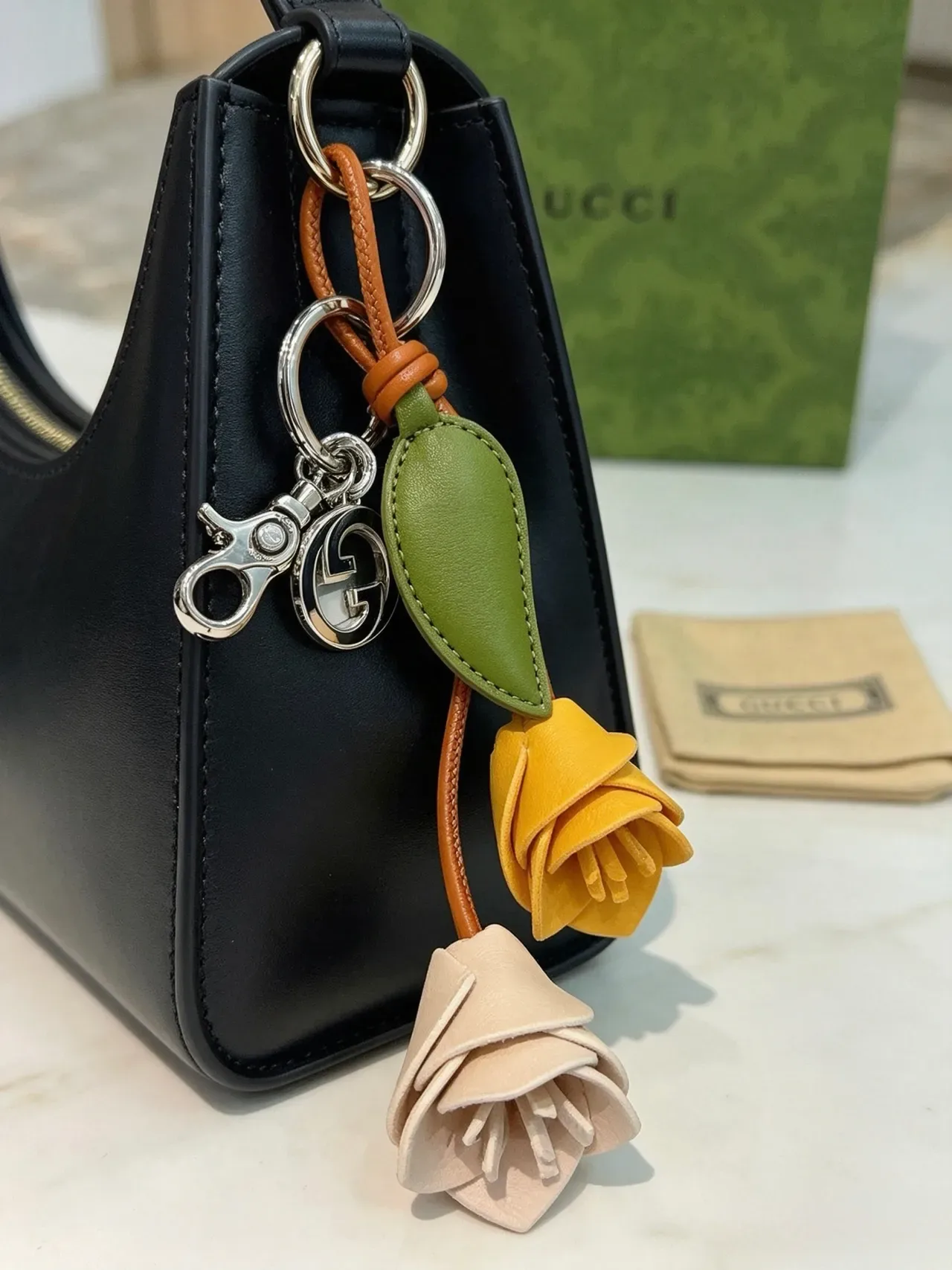 Gucci Bolso Boston Negro y Beige de Piel Estructurada Pebbled con Asa Superior 5