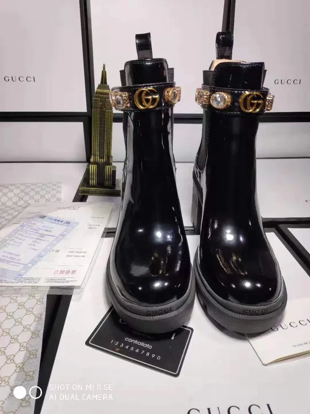 Gucci काले सोने की चमकदार पेटेंट लेदर क्रिस्टल-एम्बेलिश्ड स्ट्रैप एंकल बूट्स 2