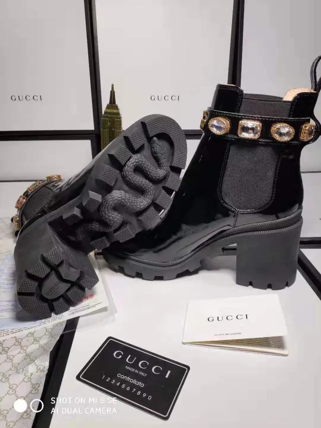 Gucci काले सोने की चमकदार पेटेंट लेदर क्रिस्टल-एम्बेलिश्ड स्ट्रैप एंकल बूट्स 3