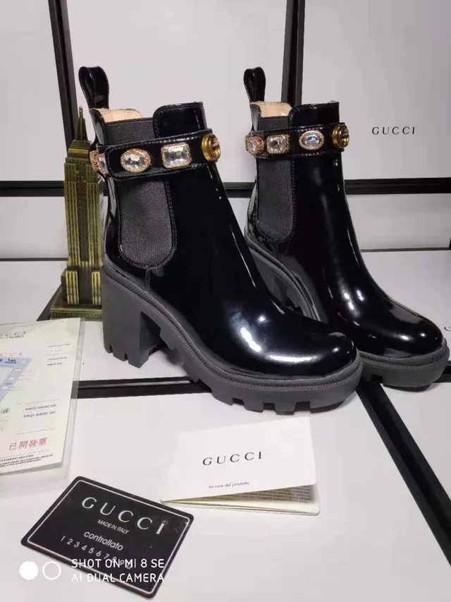 Gucci काले सोने की चमकदार पेटेंट लेदर क्रिस्टल-एम्बेलिश्ड स्ट्रैप एंकल बूट्स 4
