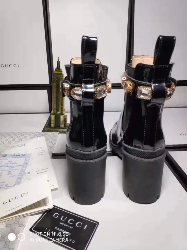 Gucci काले सोने की चमकदार पेटेंट लेदर क्रिस्टल-एम्बेलिश्ड स्ट्रैप एंकल बूट्स 5