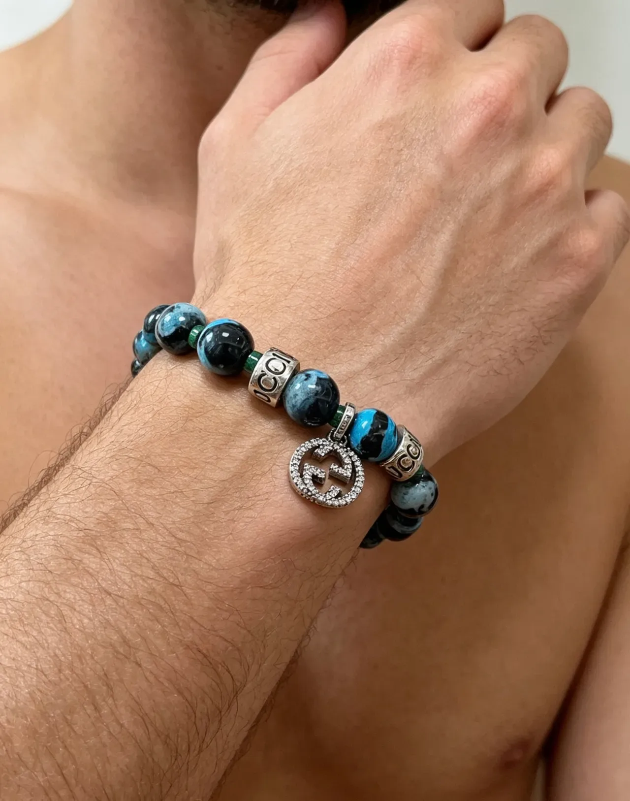 Pulseira Gucci Charm GG com contas de ágata estilo mármore azul e preto e cristais pavé 2