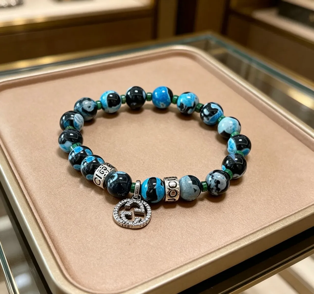 Pulseira Gucci Charm GG com contas de ágata estilo mármore azul e preto e cristais pavé 3
