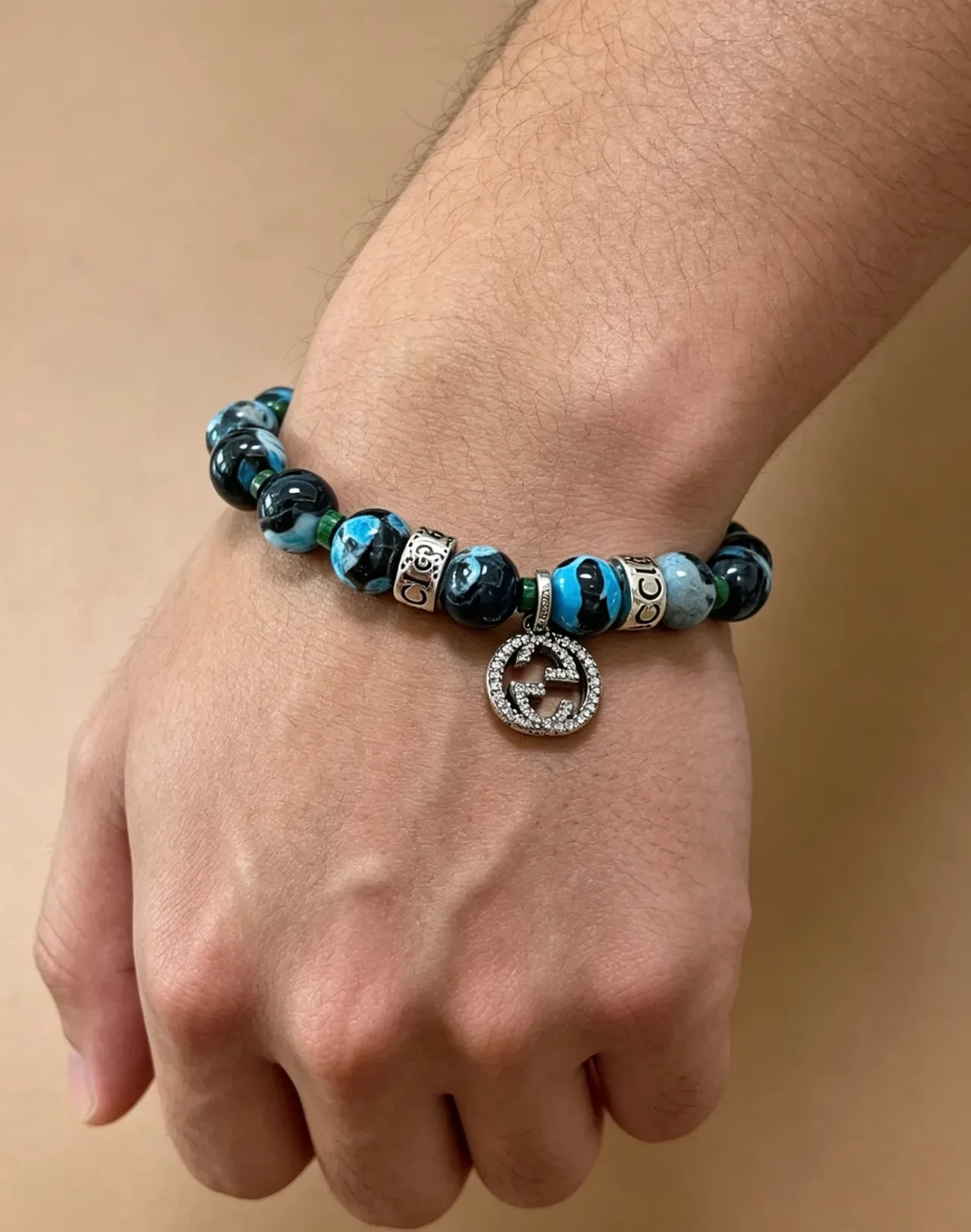 Pulseira Gucci Charm GG com contas de ágata estilo mármore azul e preto e cristais pavé 5