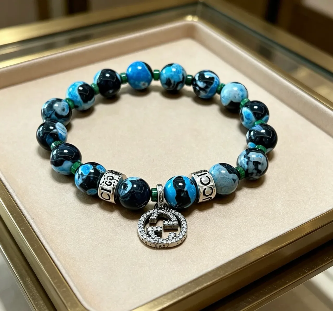 Pulseira Gucci Charm GG com contas de ágata estilo mármore azul e preto e cristais pavé 6
