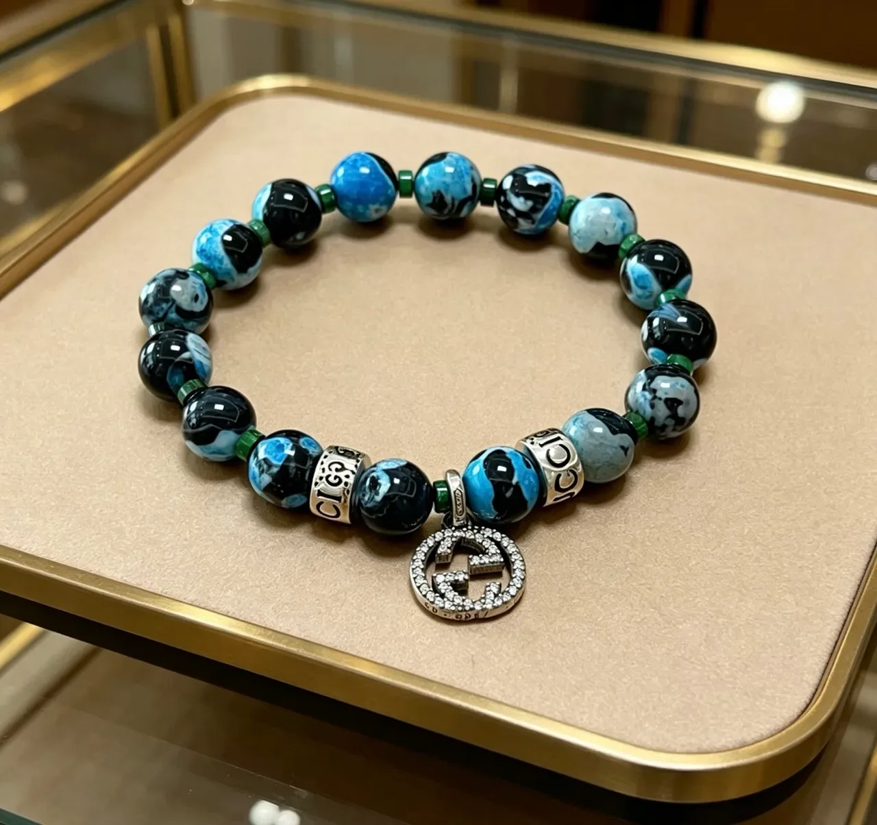 Pulseira Gucci Charm GG com contas de ágata estilo mármore azul e preto e cristais pavé 7