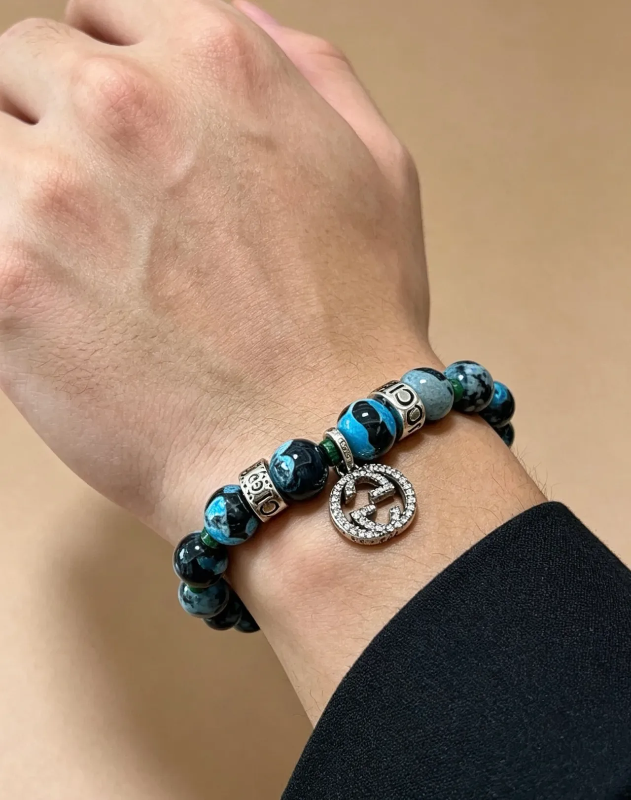 Pulseira Gucci Charm GG com contas de ágata estilo mármore azul e preto e cristais pavé 8