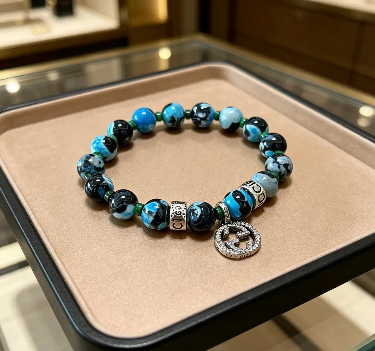 Pulseira Gucci Charm GG com contas de ágata estilo mármore azul e preto e cristais pavé 9