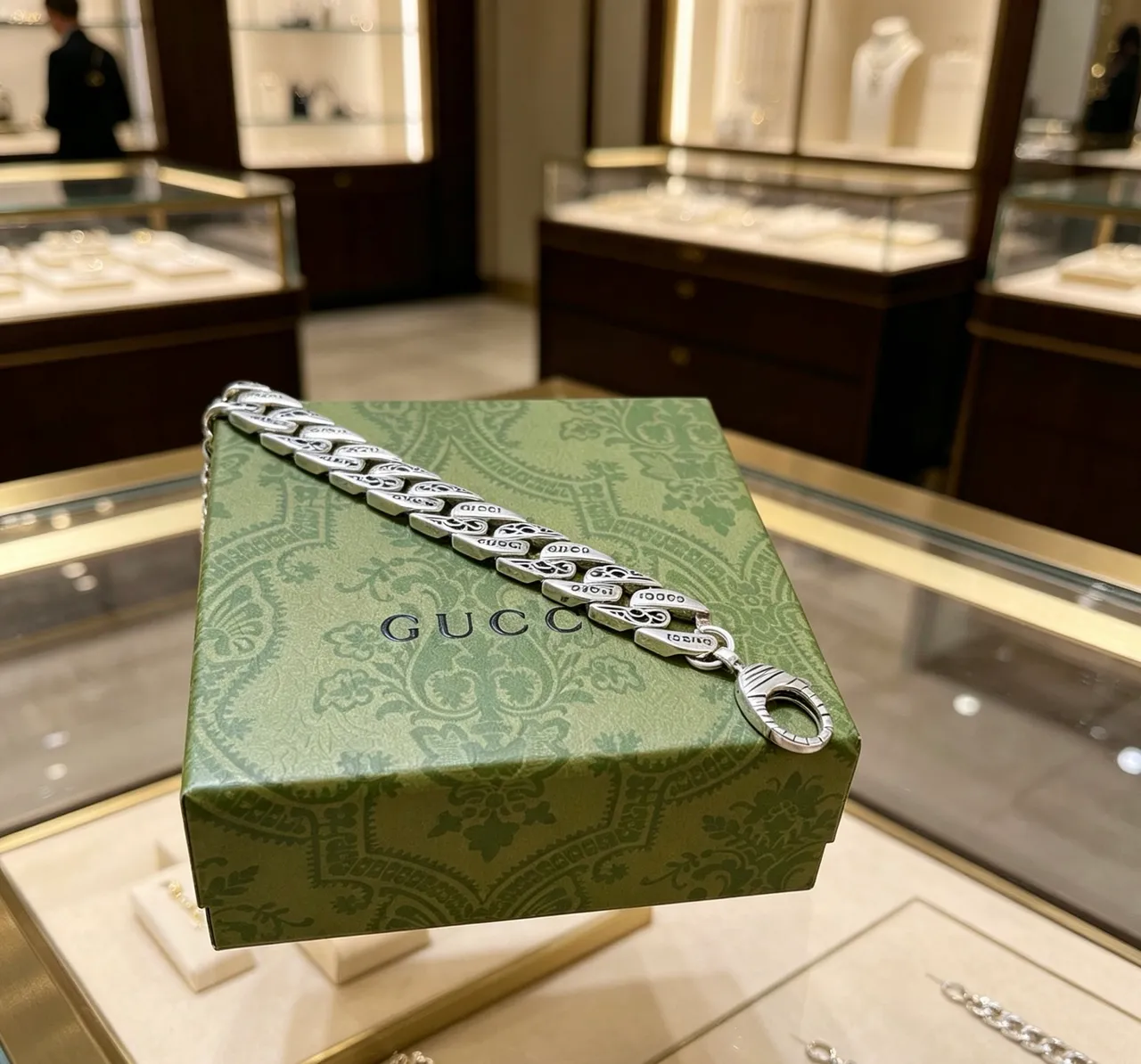Gucci চেইন রূপালি বিজ মোটা কার্ব খোদাই করা ব্র্যান্ডিং ব্রেসলেট 2