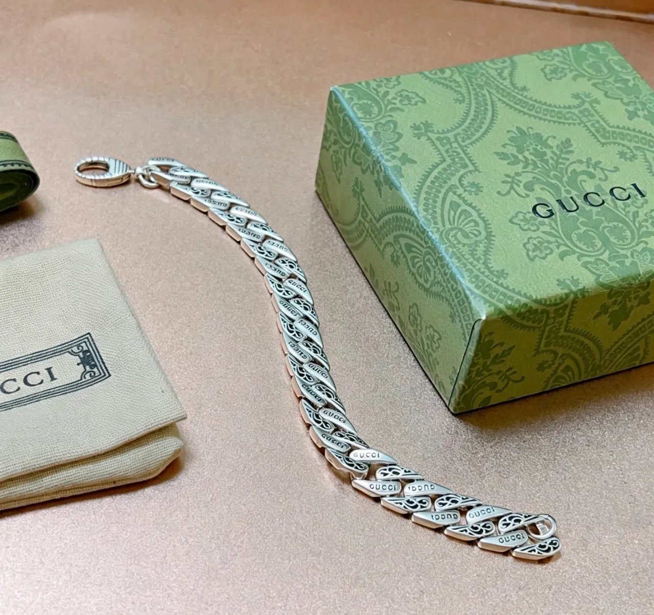 Gucci চেইন রূপালি বিজ মোটা কার্ব খোদাই করা ব্র্যান্ডিং ব্রেসলেট 3