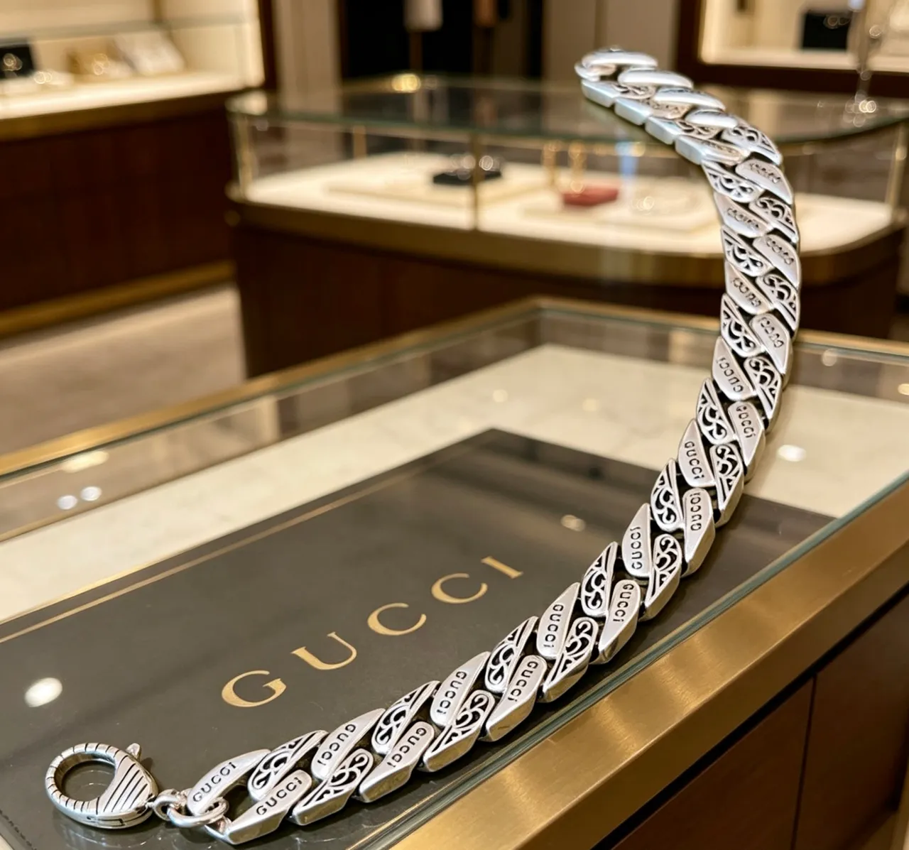 Gucci চেইন রূপালি বিজ মোটা কার্ব খোদাই করা ব্র্যান্ডিং ব্রেসলেট 4