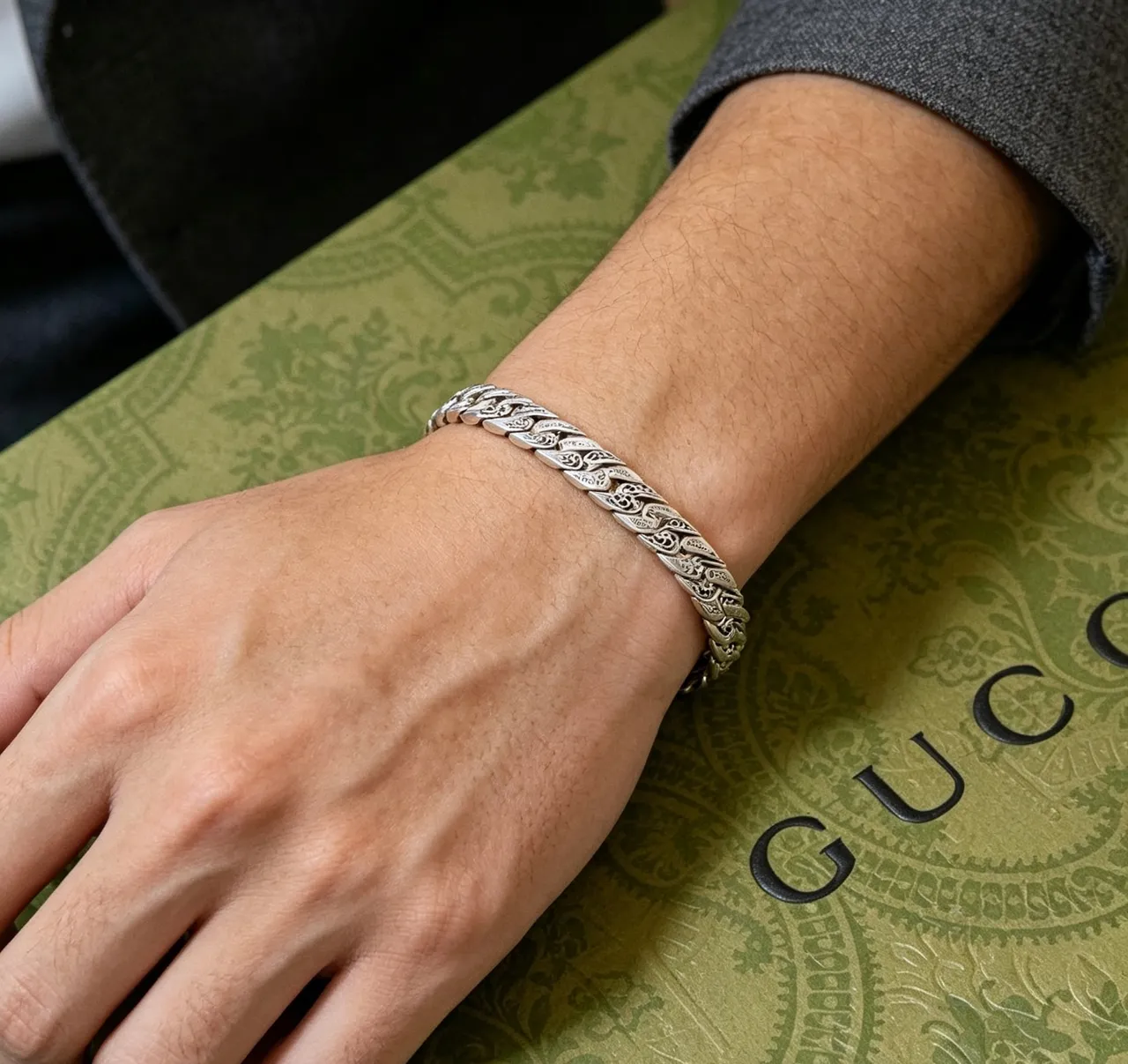 Gucci চেইন রূপালি বিজ মোটা কার্ব খোদাই করা ব্র্যান্ডিং ব্রেসলেট 5