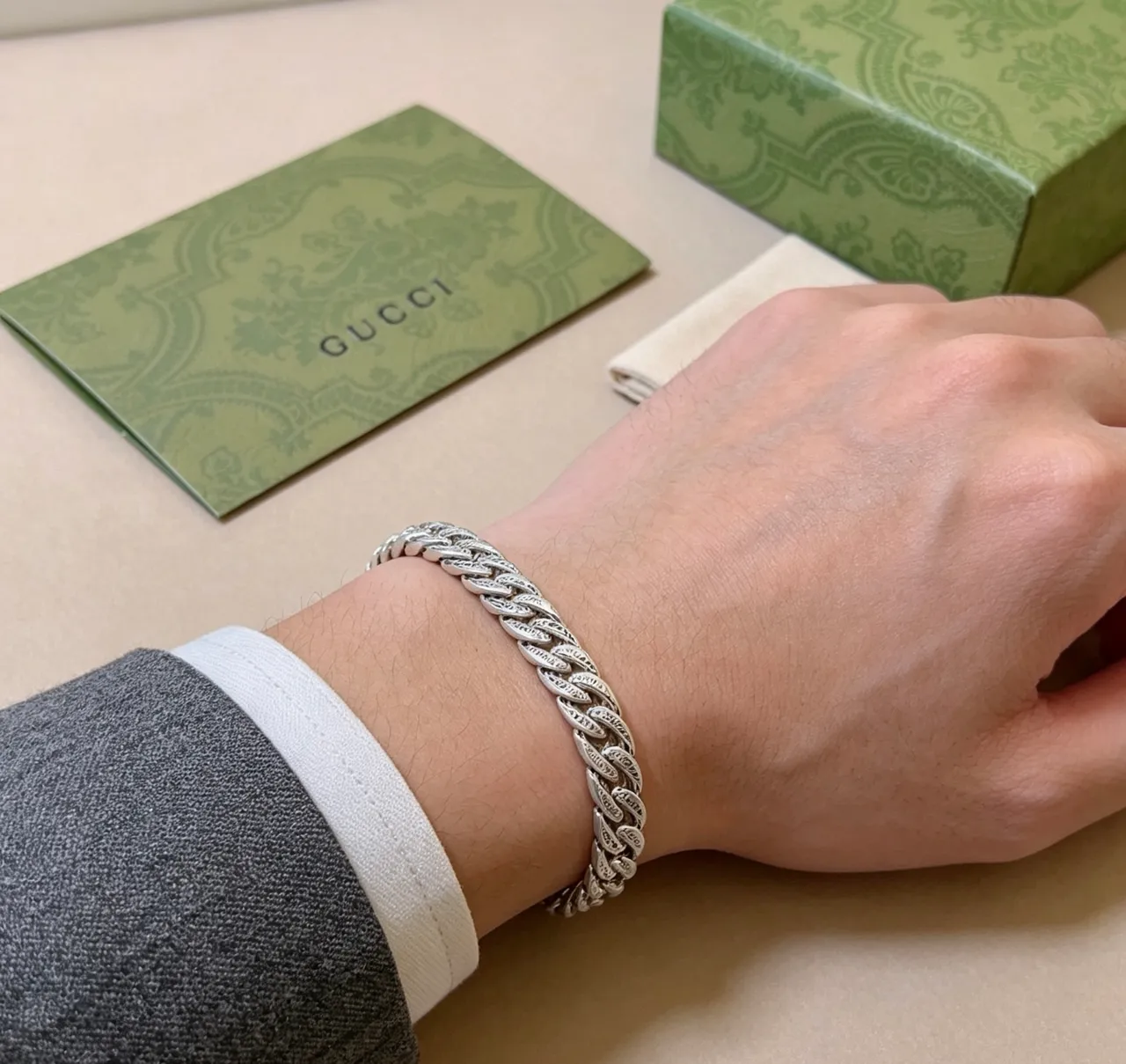 Gucci চেইন রূপালি বিজ মোটা কার্ব খোদাই করা ব্র্যান্ডিং ব্রেসলেট 7