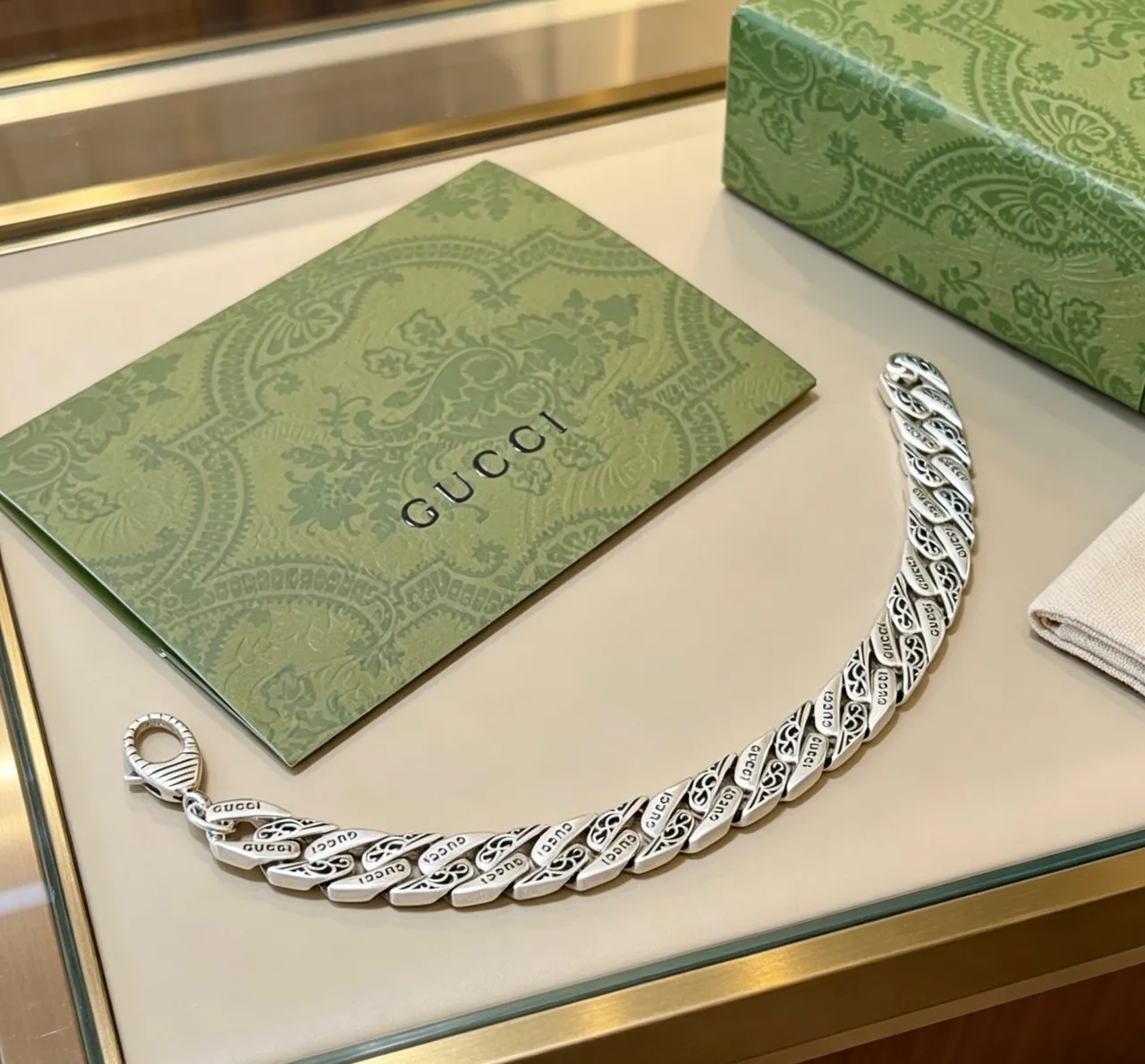 Gucci চেইন রূপালি বিজ মোটা কার্ব খোদাই করা ব্র্যান্ডিং ব্রেসলেট 8