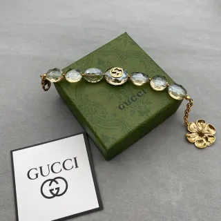 Gucci سوار خرز بلوري وقلادة زهورية