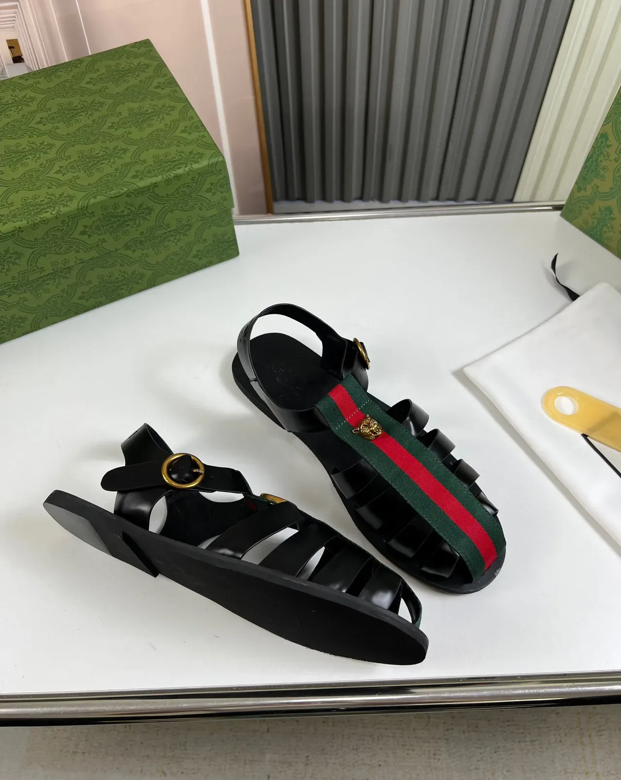 Gucci Dionysus काली हरी रिब्ड टो गार्ड वेब स्ट्राइप स्ट्रैप ग्लेडिएटर सैंडल 5