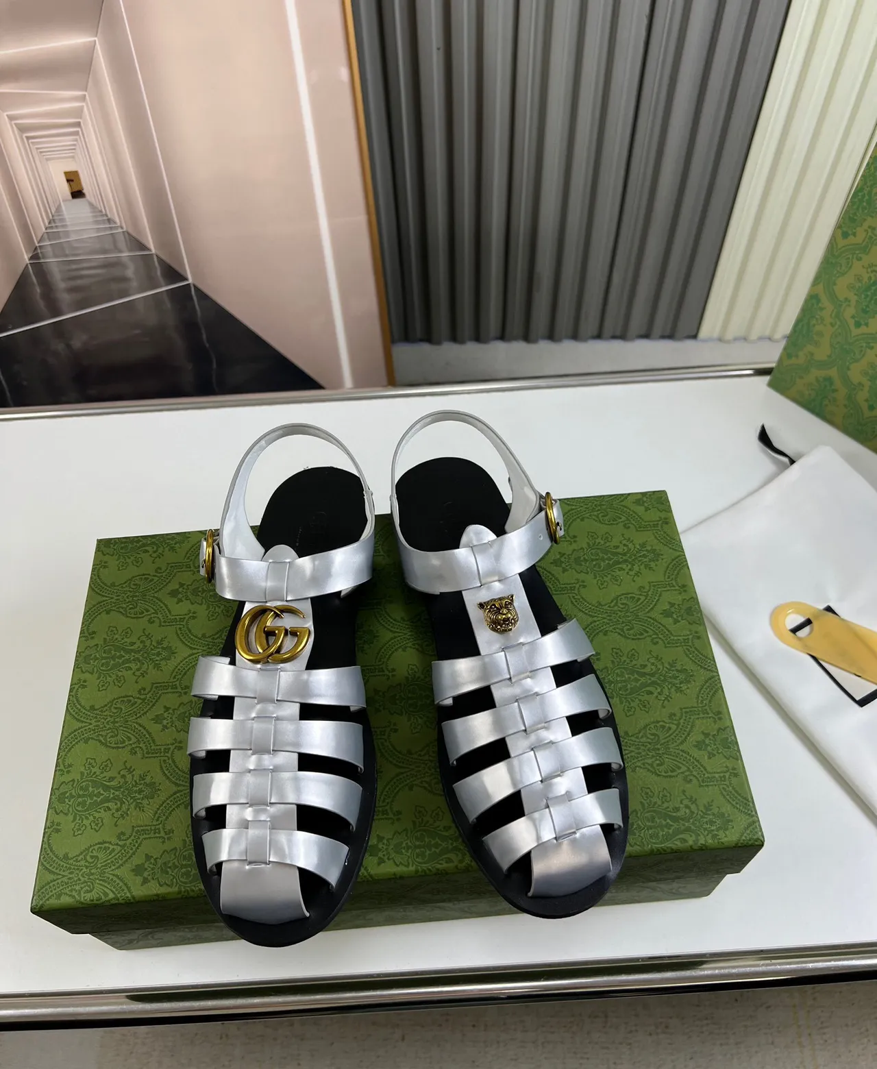 Gucci Dionysus রূপালী সোনালী ধাতব চামড়ার ফিতা কালো রাবার সোল গ্লাডিয়েটর স্যান্ডাল 2