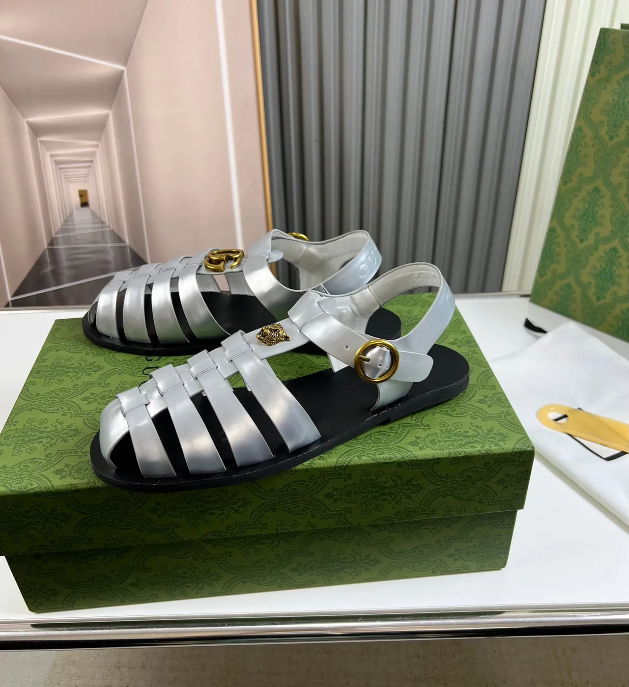 Gucci Dionysus রূপালী সোনালী ধাতব চামড়ার ফিতা কালো রাবার সোল গ্লাডিয়েটর স্যান্ডাল 3