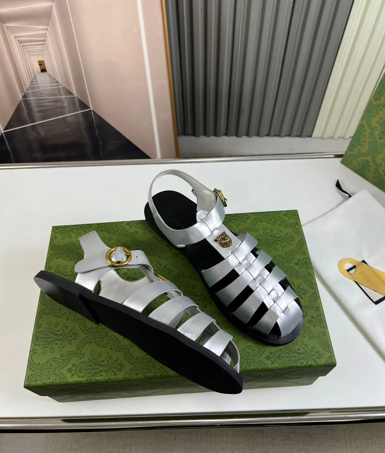 Gucci Dionysus রূপালী সোনালী ধাতব চামড়ার ফিতা কালো রাবার সোল গ্লাডিয়েটর স্যান্ডাল 6