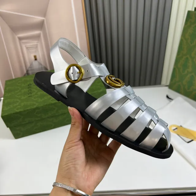 Gucci Dionysus রূপালী সোনালী ধাতব চামড়ার ফিতা কালো রাবার সোল গ্লাডিয়েটর স্যান্ডাল 7