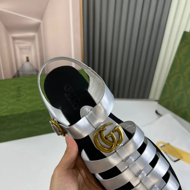 Gucci Dionysus রূপালী সোনালী ধাতব চামড়ার ফিতা কালো রাবার সোল গ্লাডিয়েটর স্যান্ডাল 8