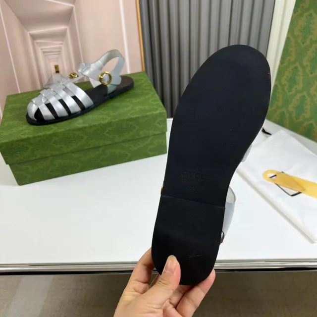 Gucci Dionysus রূপালী সোনালী ধাতব চামড়ার ফিতা কালো রাবার সোল গ্লাডিয়েটর স্যান্ডাল 9