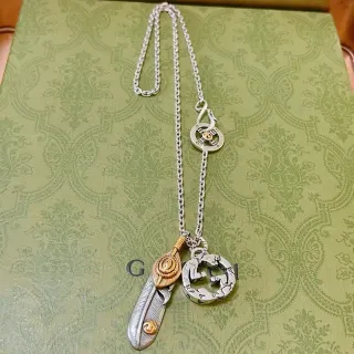 Gucci Double G pendentif plume collier ton argenté