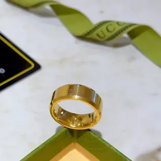 Gucci Anel Logo Gravado Faixa Larga Dourada