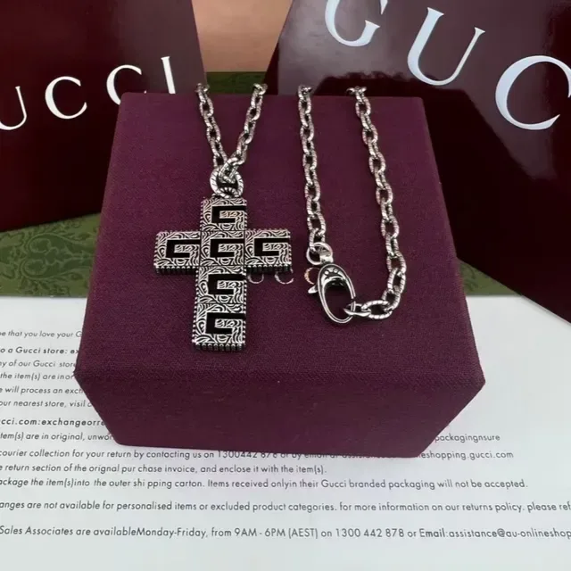 Gucci GG 单色章金色调十字吊坠项链 6