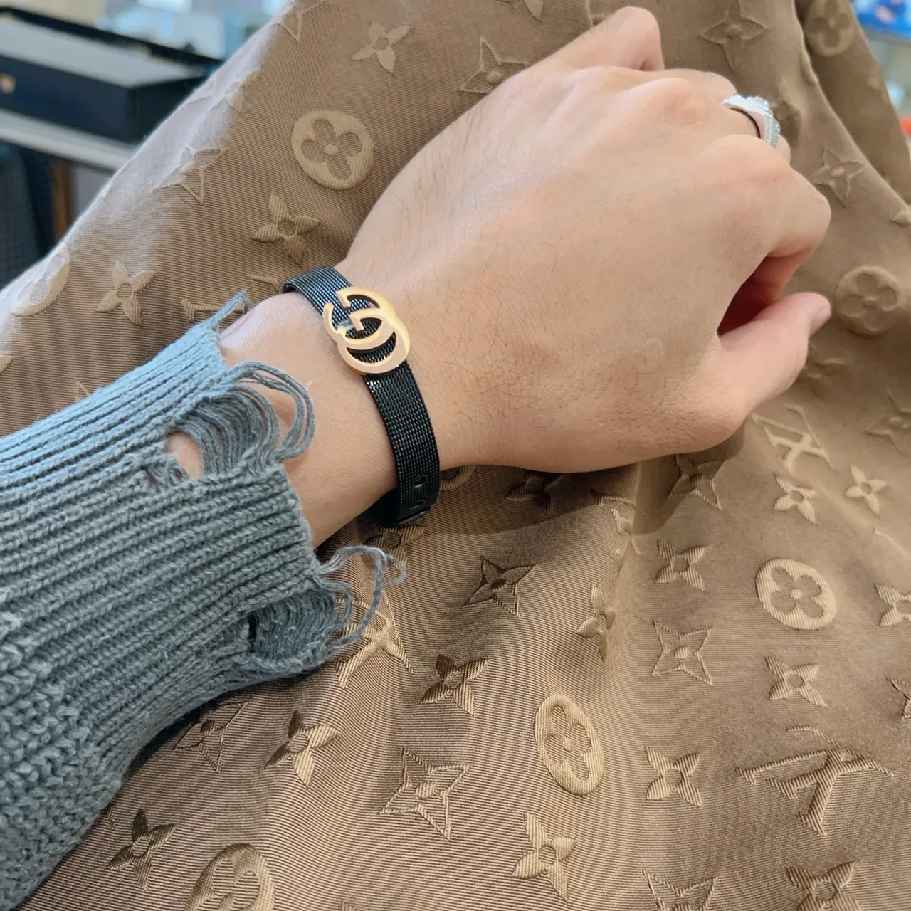 Gucci GG Marmont Pulsera Banda Tejida Negra Dorado Interlocking Double-G Clasp 2