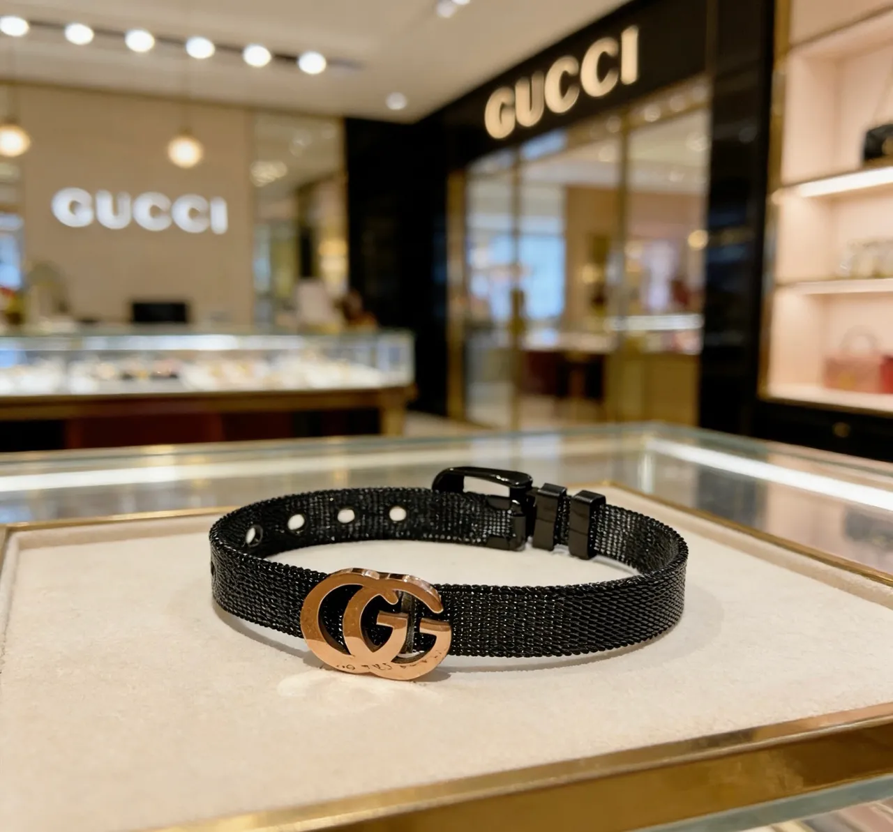 Gucci GG Marmont Pulsera Banda Tejida Negra Dorado Interlocking Double-G Clasp 4