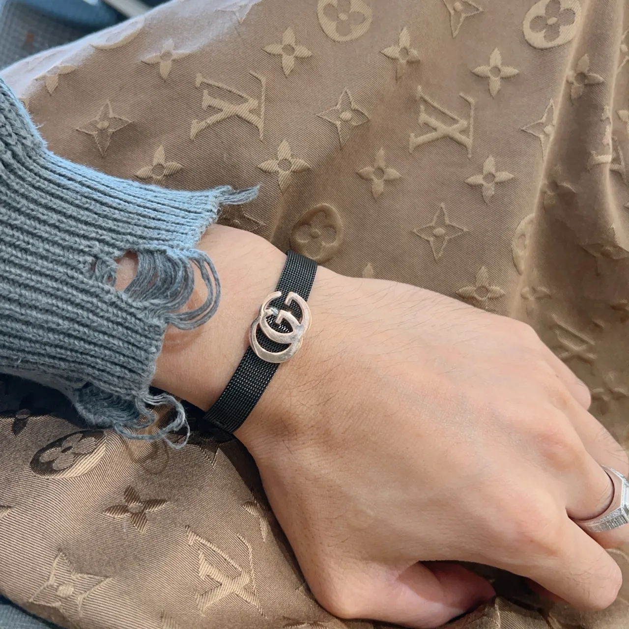 Gucci GG Marmont Pulsera Banda Tejida Negra Dorado Interlocking Double-G Clasp 5