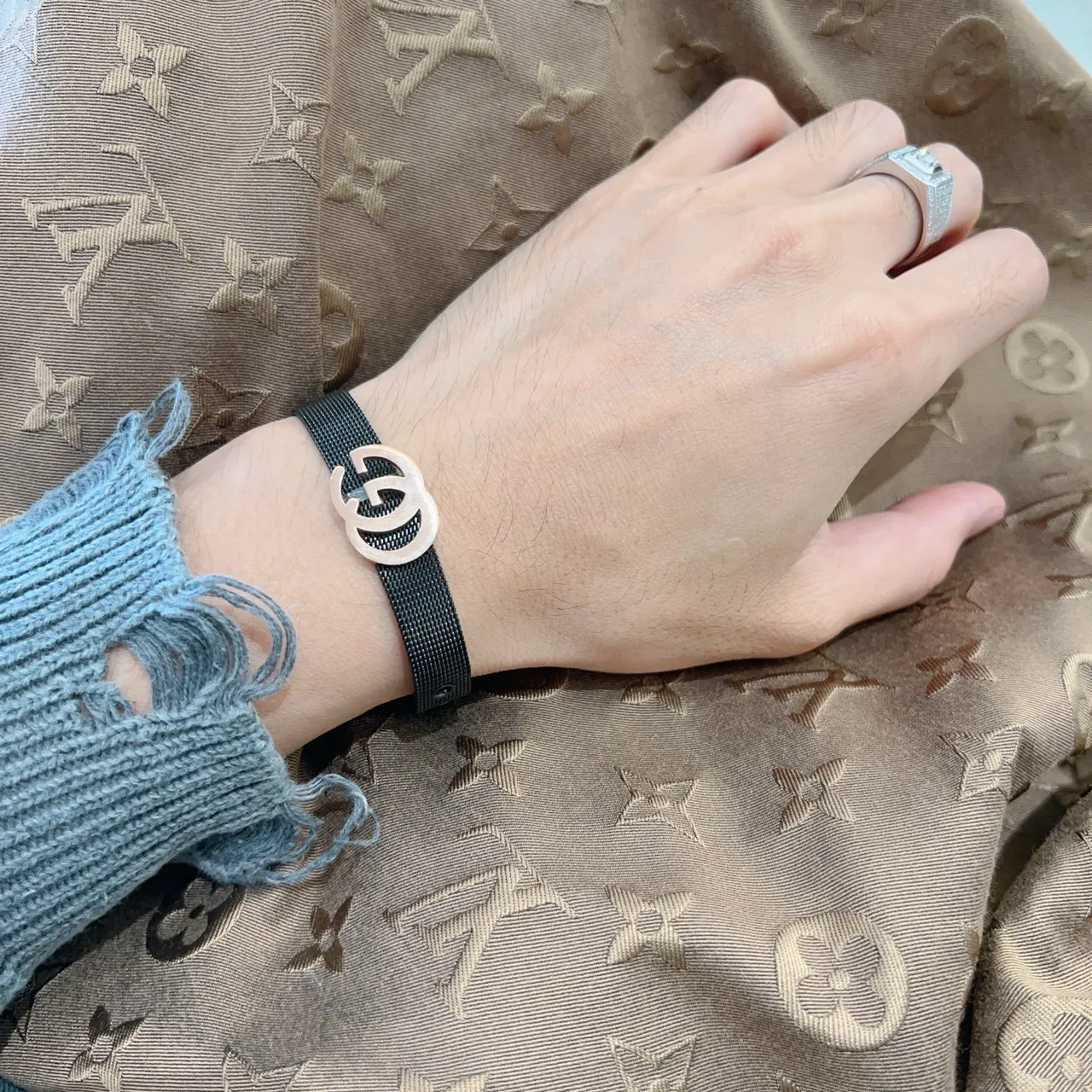 Gucci GG Marmont Pulsera Banda Tejida Negra Dorado Interlocking Double-G Clasp 9