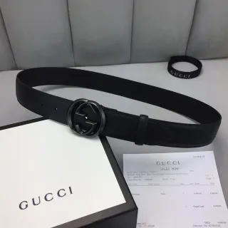 Gucci GG Marmont Cinturón de Cuero Negro con Textura de Guijarros