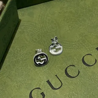 Gucci GG Marmont Interlocking G Brincos de tachinha de esmalte preto e prata