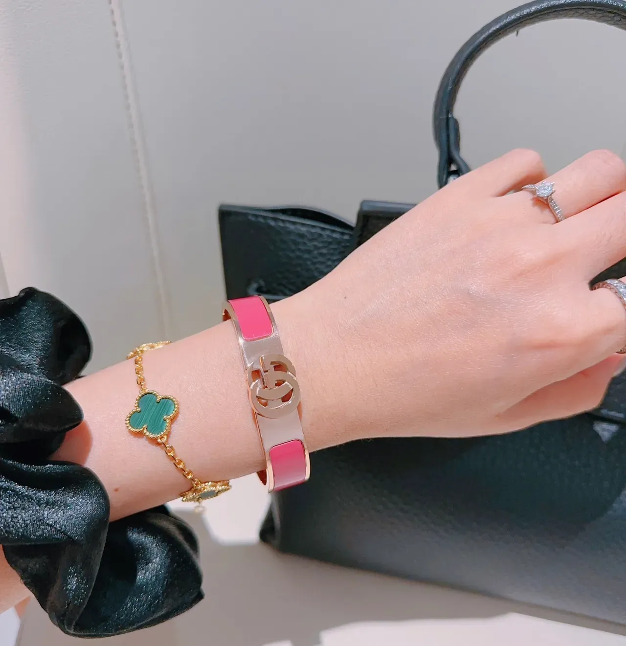 Bracelete Gucci GG Marmont Rosa Esmaltado Dourado com Bisagra 3
